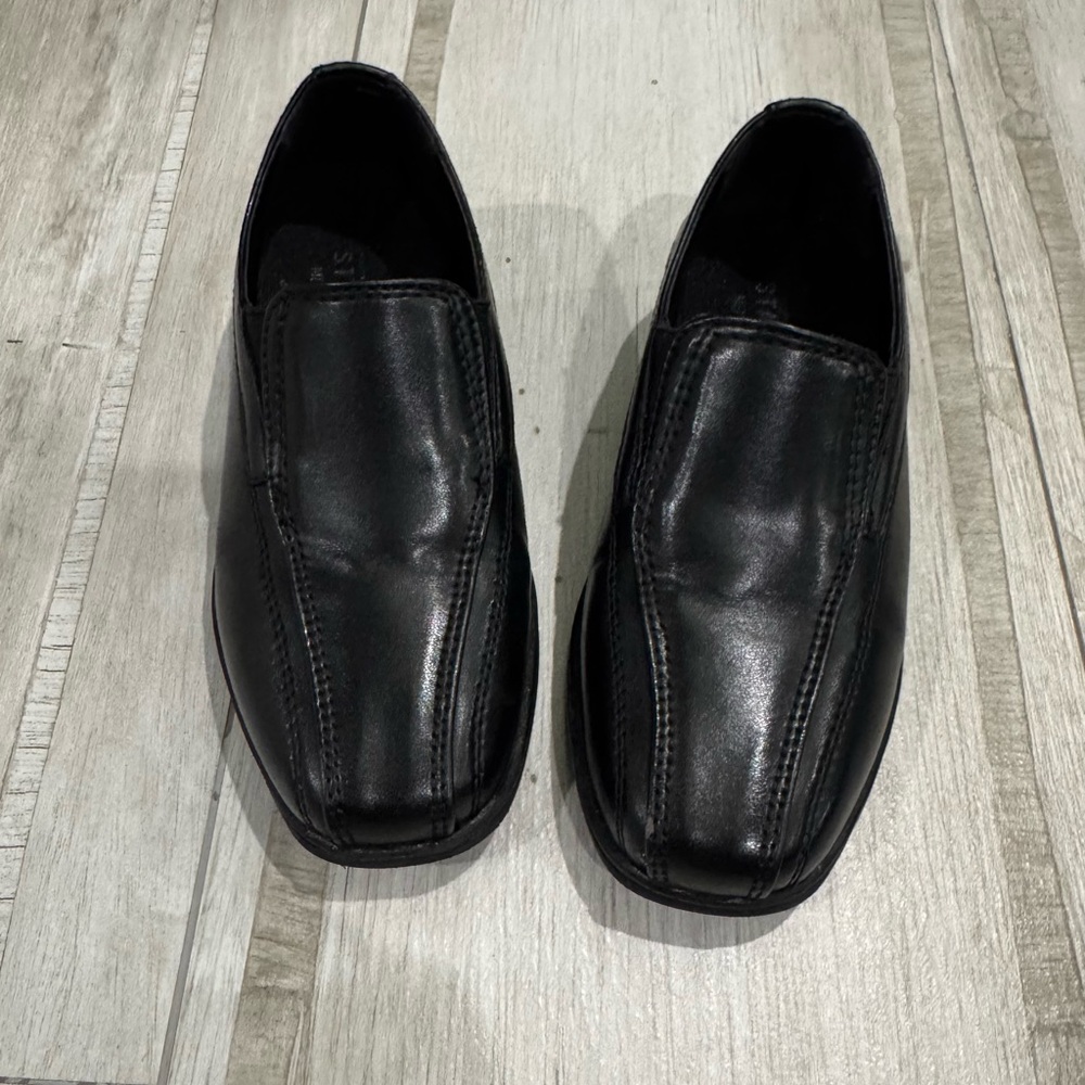 Boy’s kids size 9M Black Leather Slip-On Shoes